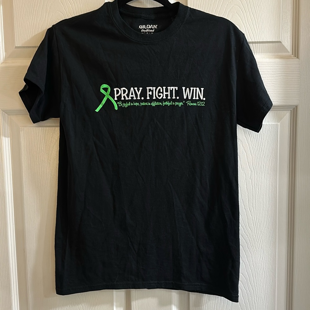 PRAY FIGHT WIN black men’s Tshirt